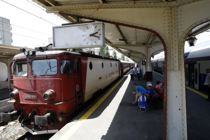 În Gara de Nord, ceasurile de la peron nu se potrivesc întotdeauna cu sosirile trenurilor FOTO Adevărul