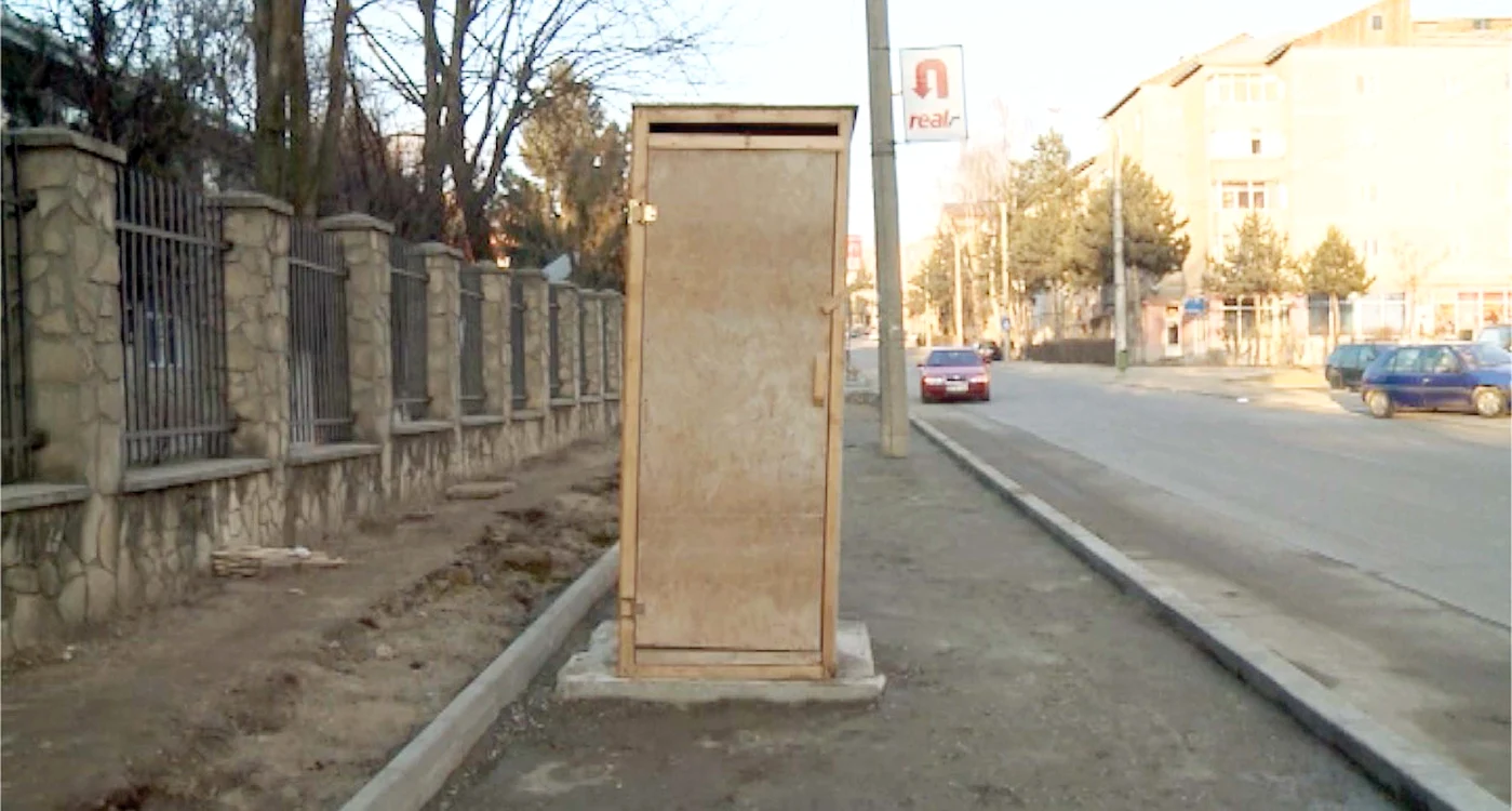 
    Muncitorii şi-au construit buda pe un canal, din câteva plăci de OSBFoto: Sandrinio Neagu  