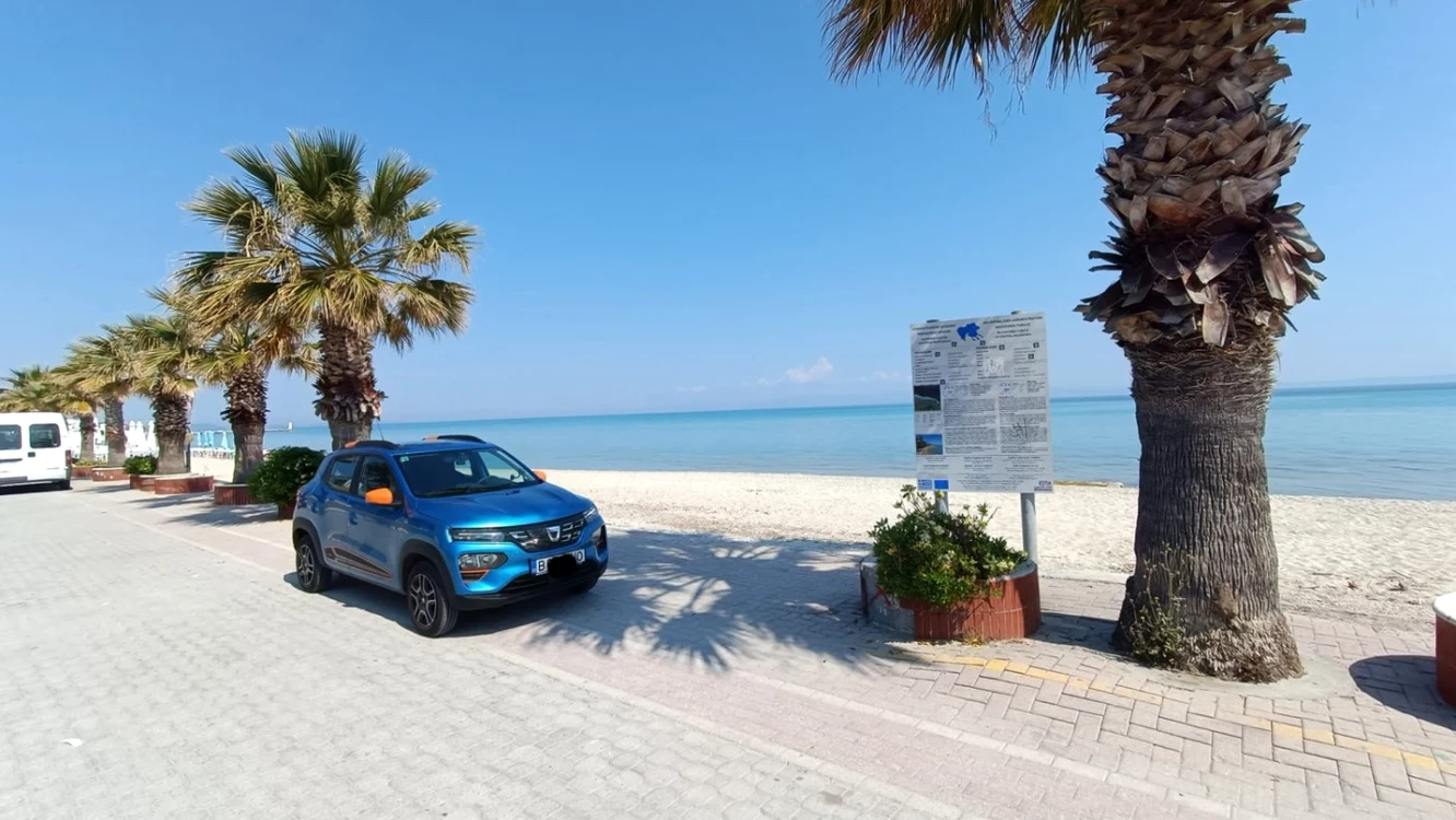 Doar 6 euro l-a costat drumul până în Grecia pe un român cre a mers cu automobilul său electric până în Grecia. FOTO Facebook / Călător cu Dacia Spring