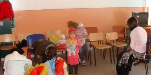 Târgu-Jiu: Copiii de la centru primesc daruri de Crăciun