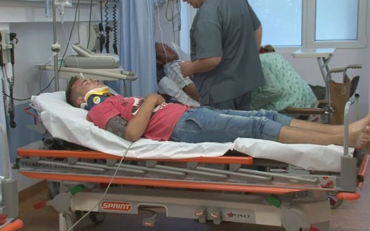 
    Elevul bătut a fost dus la spital (Foto: adevarul.ro)  