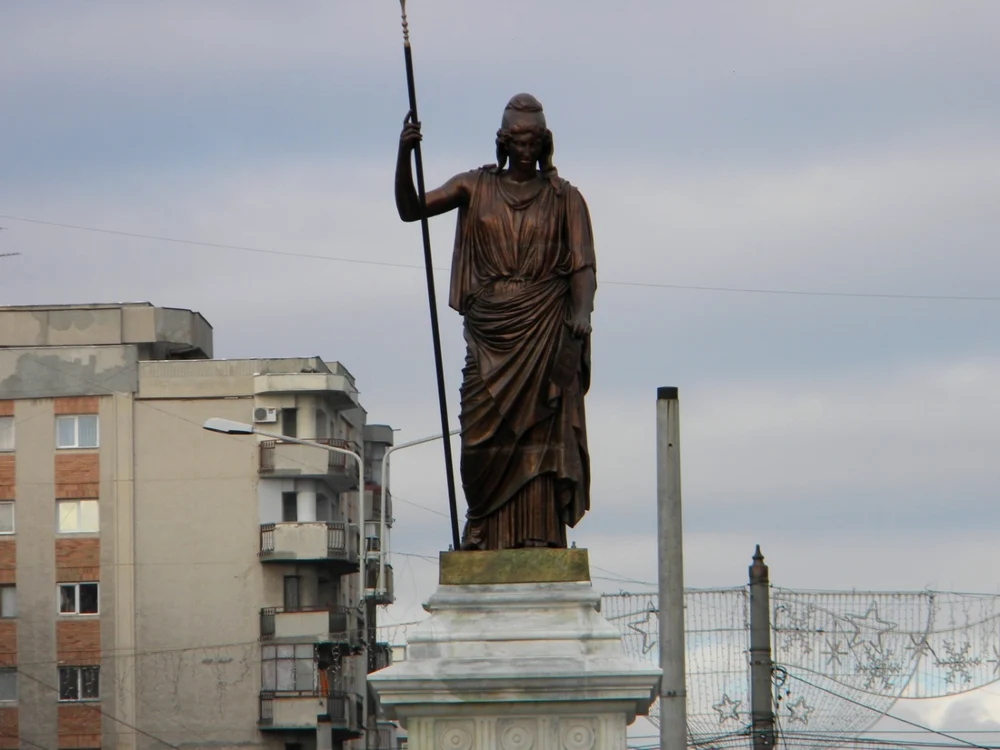Statuia Libertăţii din Ploieşti a fost mutată din locul unde a fost amplasată la sfîrşitul secolului al XIX-lea. În prezent se află în sensul giratoriu din faţa catedralei Sf.Ioan Botezătorul FOTO Dana Mihai