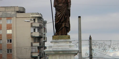 statuia libertatii ploiesti prezent foto dana mihai