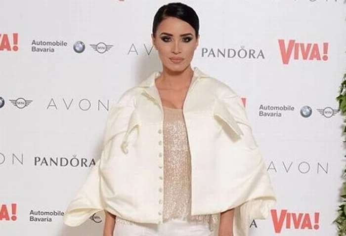 
    Deşi au avut ţinute asemănătoare, Adelina nu a fost la fel de apreciată ca Diana foto: arhiva personală  