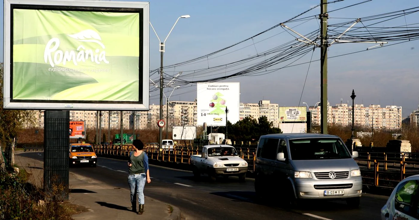Afişele şi panourile publicitare, verificate de inspectorii primăriei.