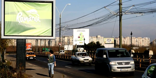 Afişele şi panourile publicitare, verificate de inspectorii primăriei.