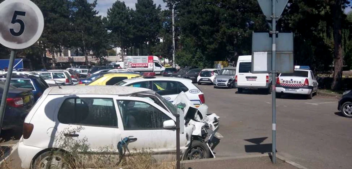 Parcarea Poliţiei sucevene se transformă într-un cimitir pentru maşini. FOTO Dănuţ Zuzeac