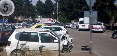 Parcarea Poliţiei sucevene se transformă într-un cimitir pentru maşini. FOTO Dănuţ Zuzeac