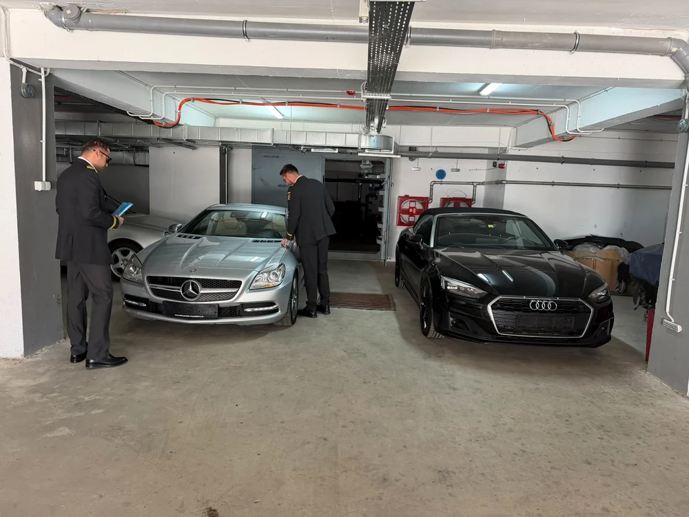 Inspectori ANAF într-o parcare