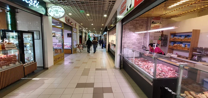 Lume puțină, care doar se uită la rafturile pline. Foto: Adrian Popescu