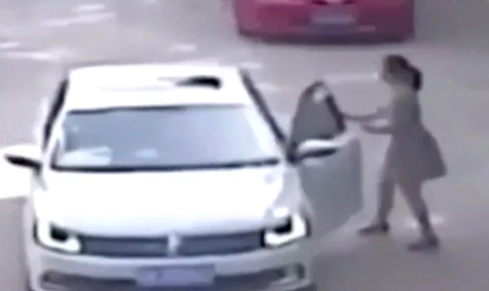 Femeia a fost atacată de tigru chiar în apropiere de propria mașinăFoto captură/Daily Mail