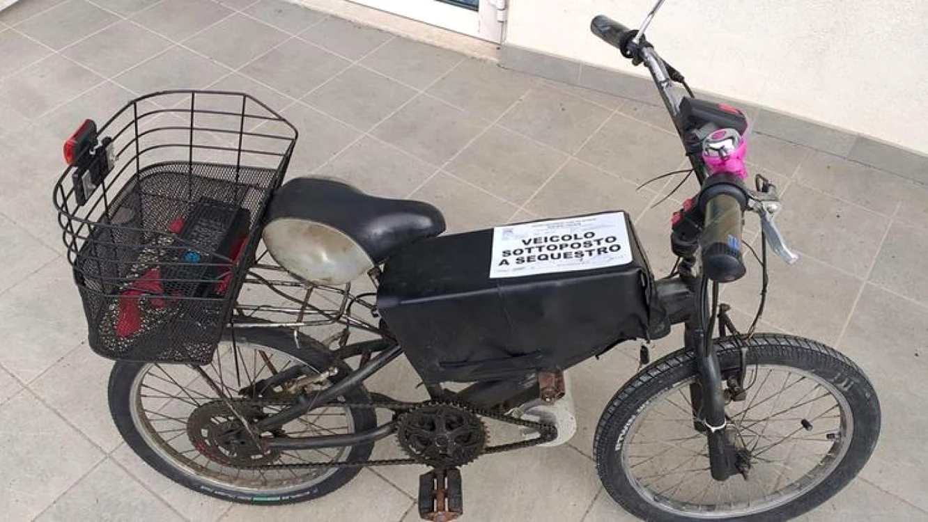 Bicicleta modificată confiscată de poliţiştii italieni FOTO Fadda