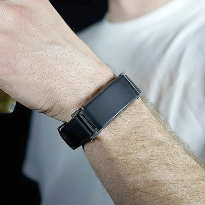 Brăţara stă fixată la încheietură şi măsoară nivelul de etanol din sânge