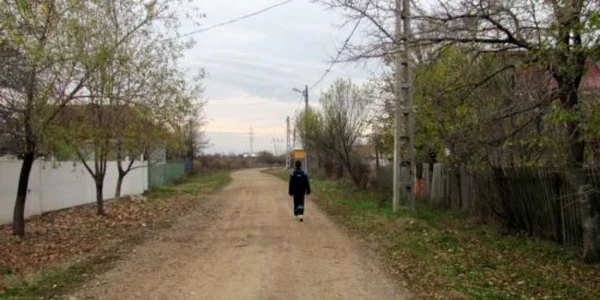Elevii sunt nevoiţi să meargă pe jos la şcoală