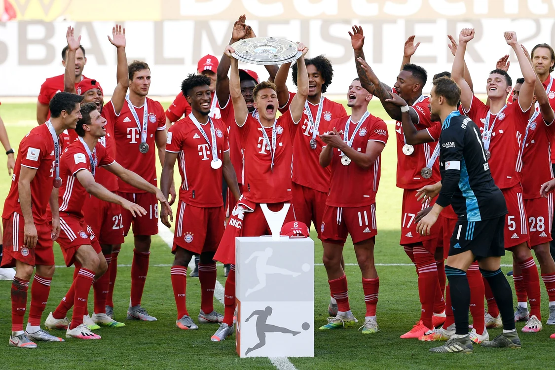 
    Jucătorii lui Bayern Munchen au păstrat cu greu distanța la festivitatea de premiereFoto: Guliver / GettyImages  