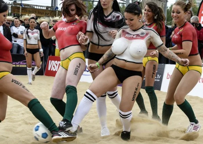 Starurile porno au jucat fotbal la Berlin (FOTO: AFP)