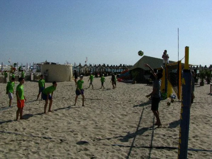 Bogdan Olteanu si Sergiu Stancu a jucat volei cu cei mici