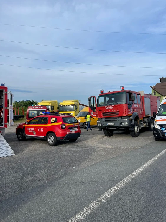 Microbuz școlar plin cu minori implicat într-un accident pe DN1 în Sibiu Sursă ISU Sibiu