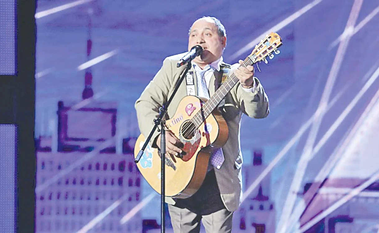 
    Gigel Frone se îmbracă numai la costum  