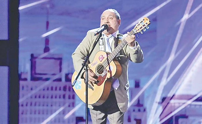 Gigel Frone se îmbracă numai la costum