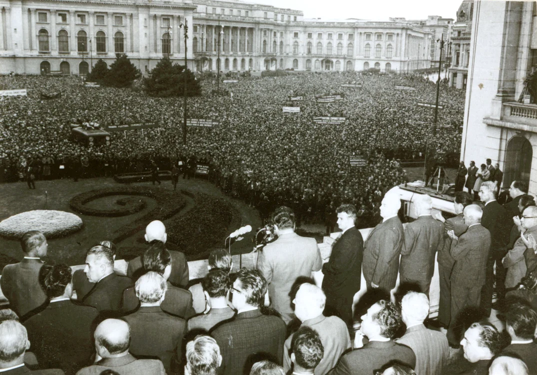 Nicolae Ceaușescu, secretarul general al PCR, împreună cu ceilalți membri ai Comitetului Central, s-a adresat mulțimii de bucureșteni strânse în fața fostului „Palat al CC-ului”, la 21 august 1968, în legătură cu situația creată de intrarea trupelor din cFoto: Fototeca online a comunismului românesc - cota 175/1968