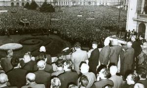 21 august 1968. Nicolae Ceaușescu condamnă invazia militară sovietică în Cehoslovacia (© „Fototeca online a comunismului românesc”, cota: 175/1968)