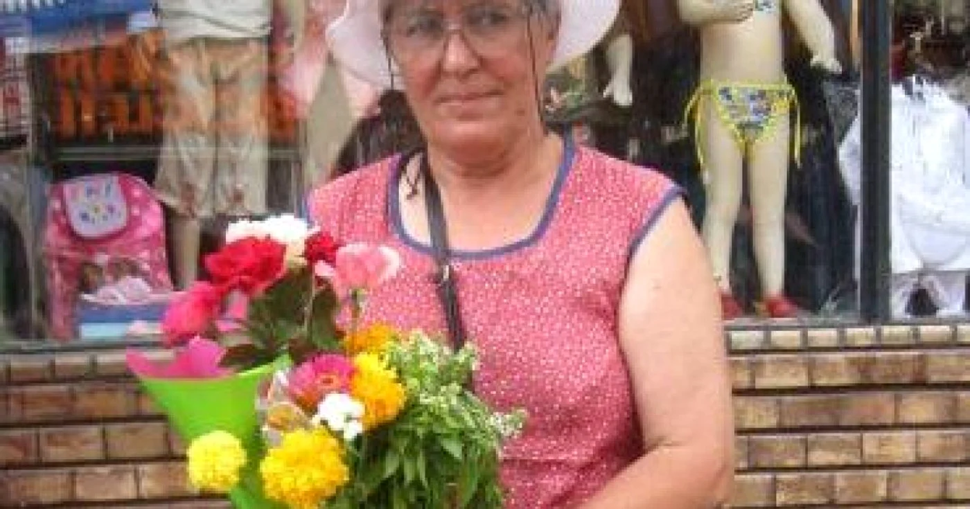 Slatina: Elena Petrescu trăieşte înconjurată de flori
