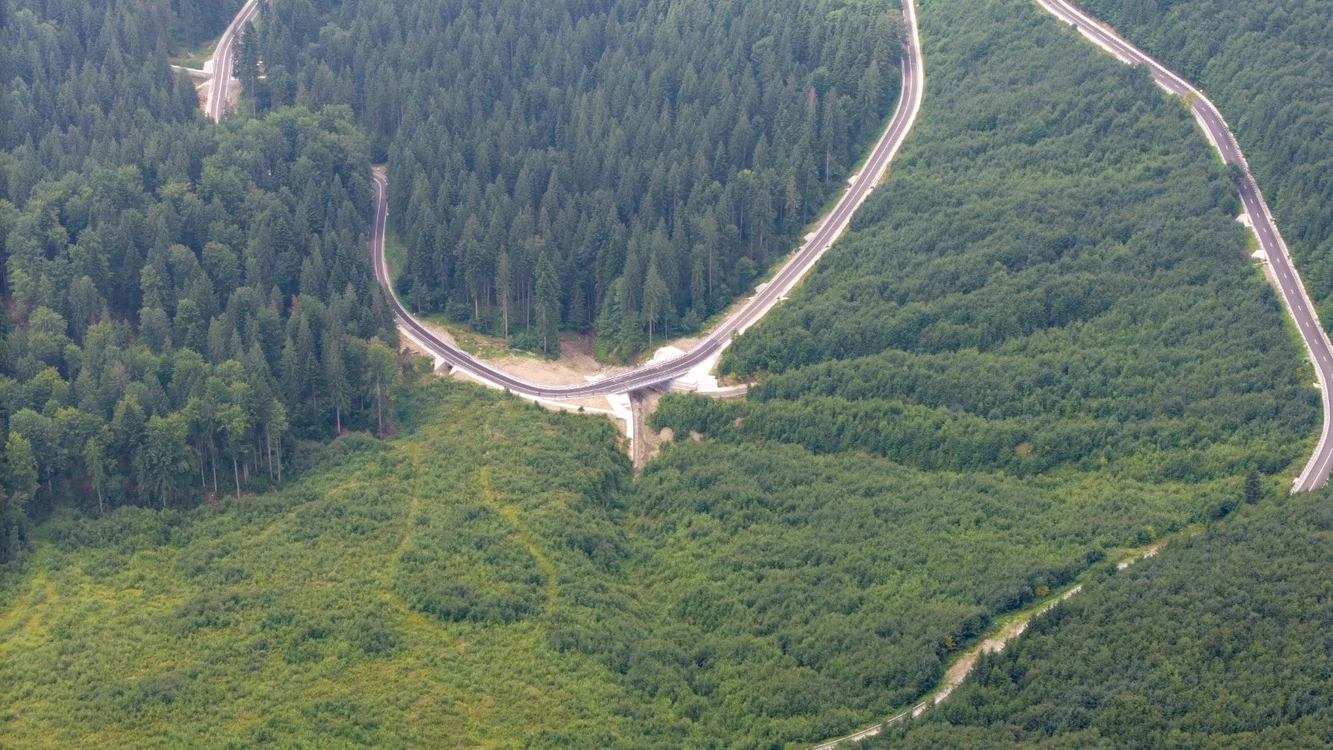 Șoseaua impresionează prin serpentinele spectaculoase Foto: Wikipedia 