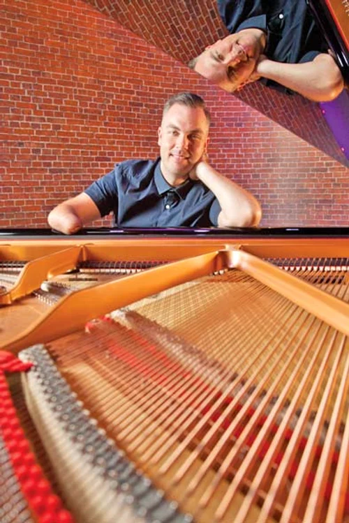 Nicholas McCarthy, din Tadworth, cântă la pian, deși nu are decât o mână