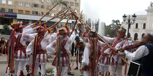 căluşarii în centrul severinului de rusalii FOTO Alexandra Georgescu 