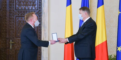 Klaus Iohannis si directorului Teatrului de Stat Constanţa regizorul Erwin Şimşensohn