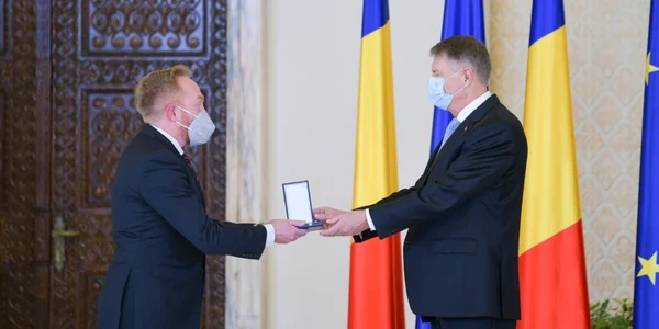 Klaus Iohannis si directorului Teatrului de Stat Constanţa regizorul Erwin Şimşensohn