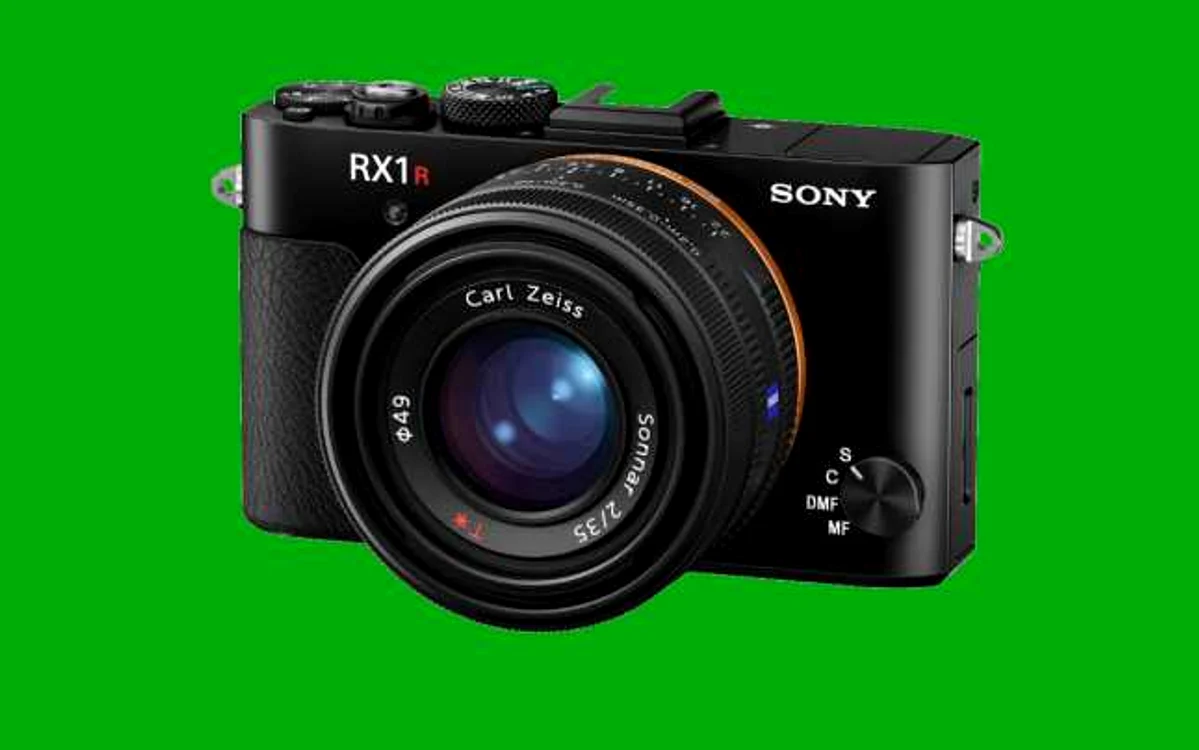 Sony RX1r II seamănă cu versiunea precedentă, dar dotările tehnice sunt îmbunătăţite.