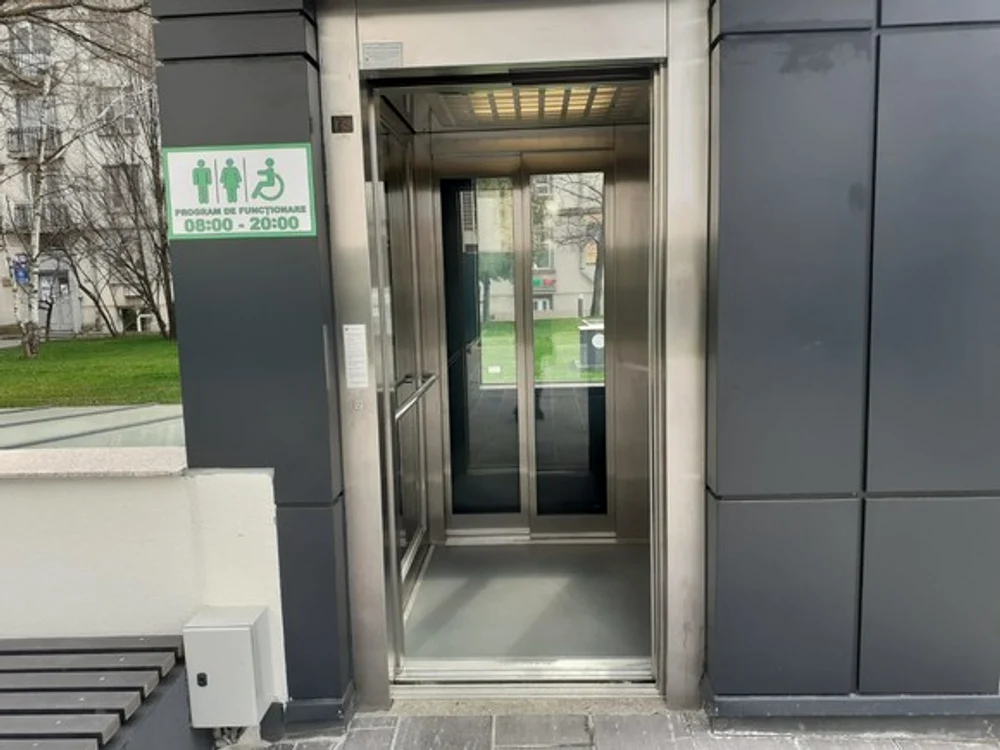 
    Intrarea la WC sare în ochi  de la distanţă în Piaţa  Primăriei Piteşti FOTOGRAFII: Adevarul.ro    