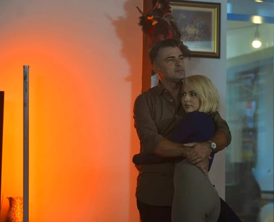 
    Lidia Buble și Cornel Ilie au lansat o piesă împreună, iar videoclipul îi înfățișează în ipostaze tandre Sursă foto: Instagram   