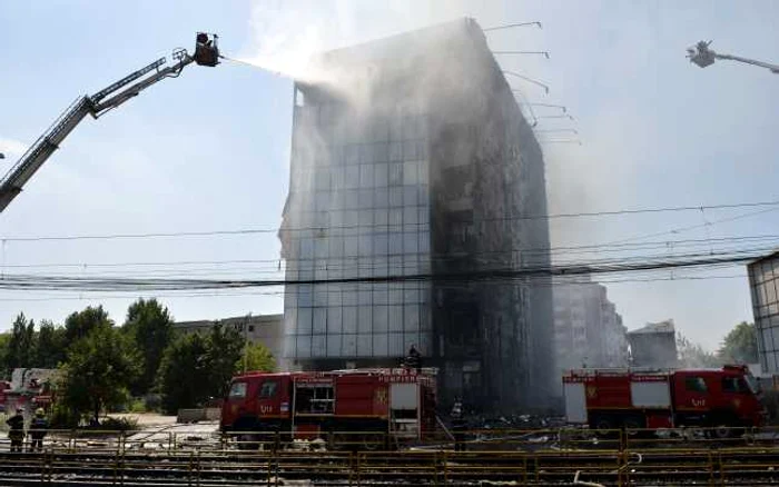 Incendiul a izbucnit la o clădire de birouri, aflată în construcţie din sectorul 6 FOTO: Mediafax / Alexandru Hojda