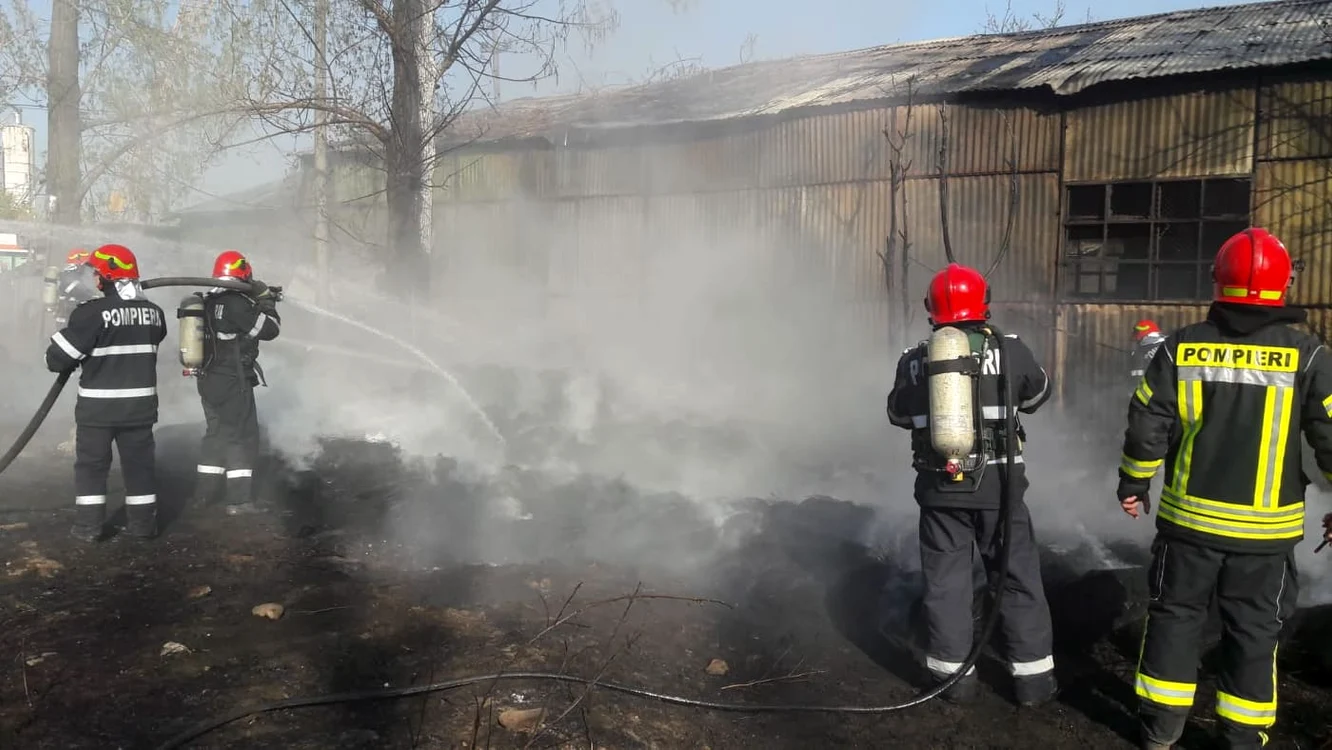 Incendiul s-a manifestat cu degajări mari de fum 