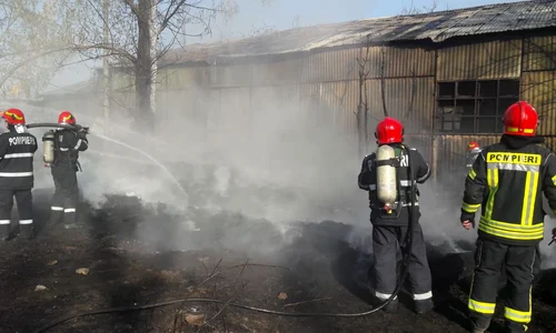Incendiul s a manifestat cu degajări mari de fum  jpeg