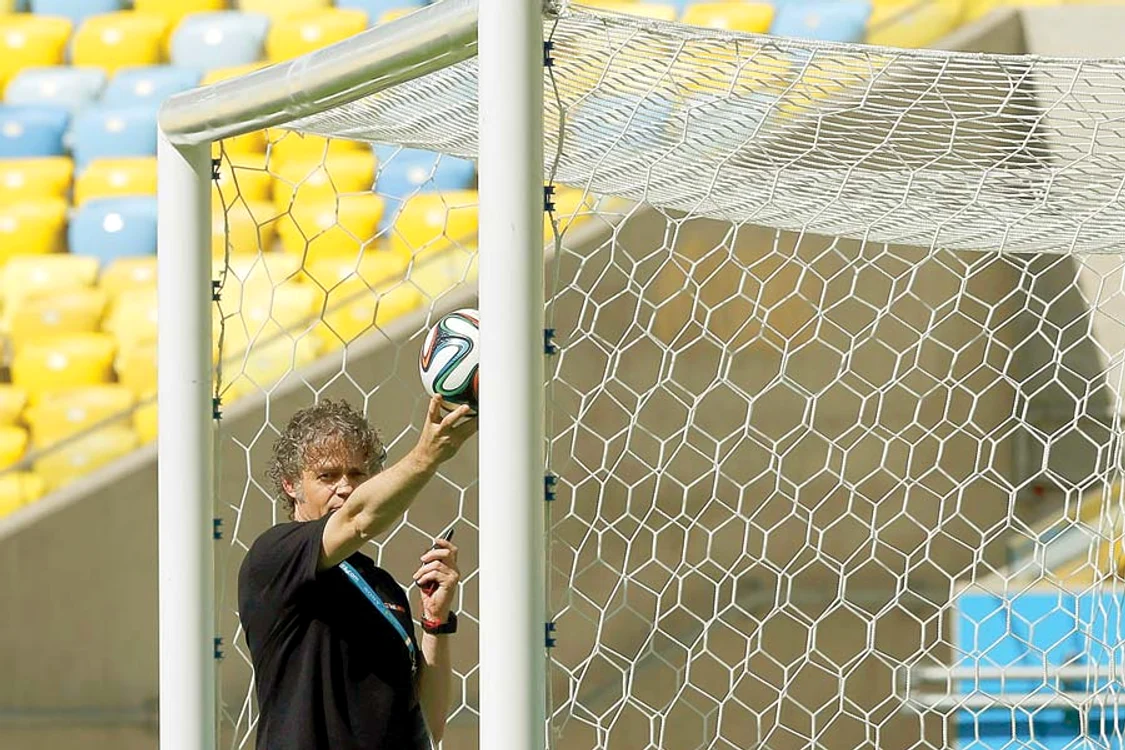 
    Imediat ce mingea trece  linia porţii, sistemul de  avertizare se declanşează (FOTOGRAFII: Reuters)  