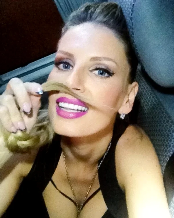 Andreea Banica are mustata