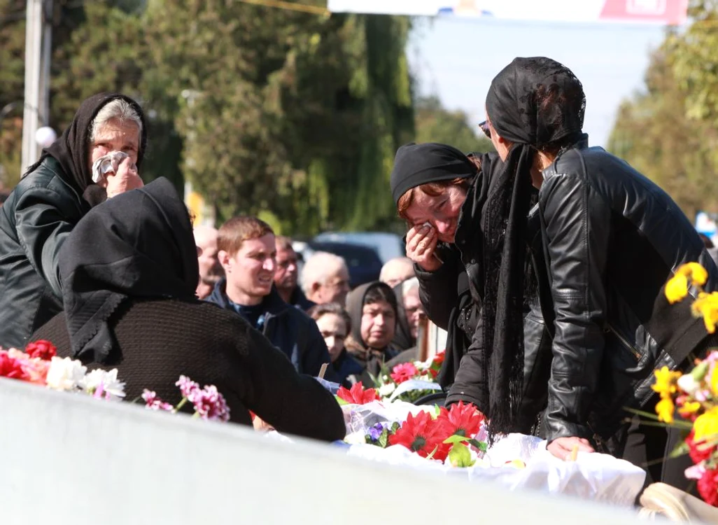 Rudele şi-au strigat durerea printre lacrimile amare care le-au curs şuroaie pe obraji
