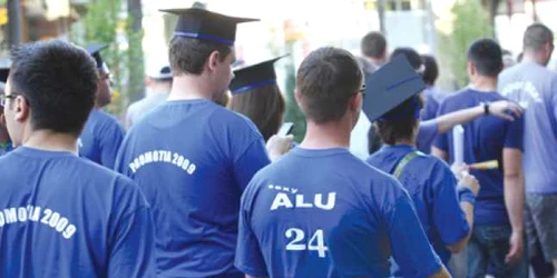 Unii studenţi devin licenţiaţi prin muncă, alţii cumpără lucrări „de-a gata“