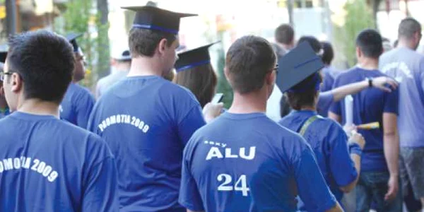 Unii studenţi devin licenţiaţi prin muncă, alţii cumpără lucrări „de-a gata“