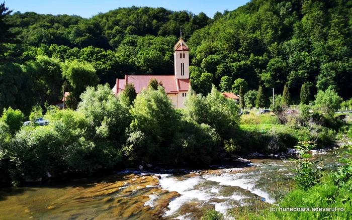 Râul Jiul de vest în Uricani. Foto: Daniel Guță. ADEVĂRUL