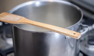 o lingura de lemn peste o oala jpg