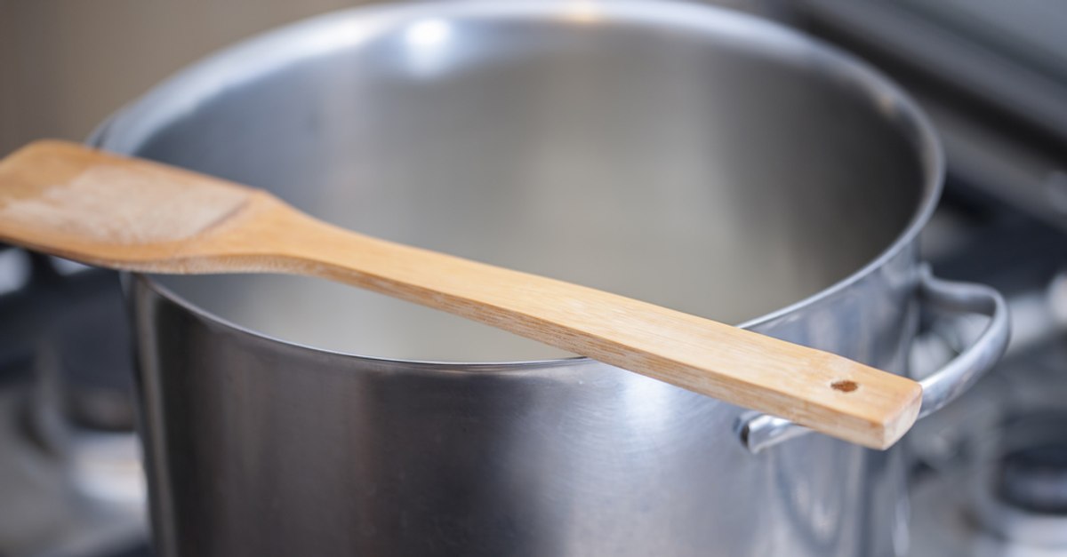 De ce trebuie să pui, de fapt, o lingură de lemn pe oala care se află pe foc. Adevărul despre trucul folosit de gospodinele iscusite