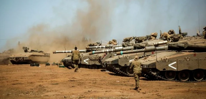 Soldaţii israelieni pregătesc un exerciţiu cu utilizarea tacurilor Merkava şi a transportoarelor blidate Namer