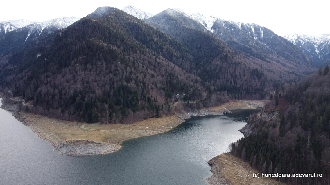 Lacul Gura Apelor , barajul și drumul spre lac  Foto Daniel Guță ADEVĂRUL (32) JPG