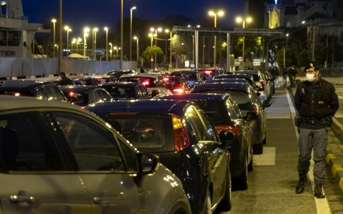 Maşini încercând să intre în Sicilia FOTO EPA-EFE