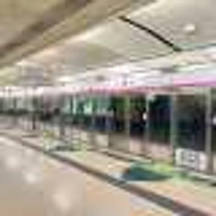 Geamuri peron metrou FOTO 123 RF
